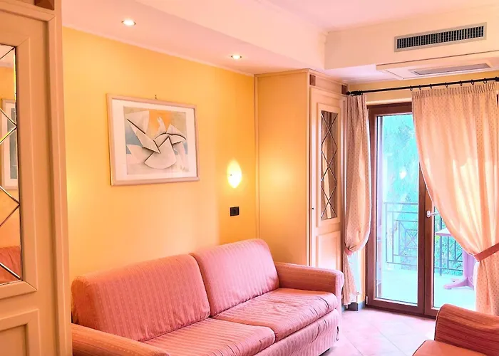 Base Near Marco Simone Tatil Evi