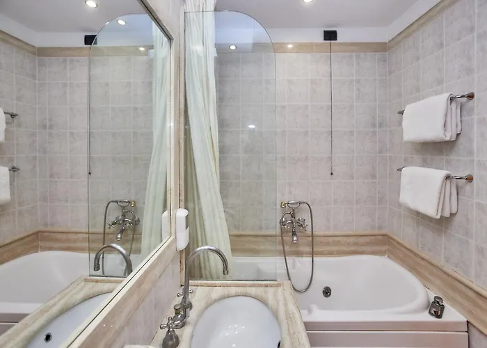 Base Near Marco Simone Tatil Evi *