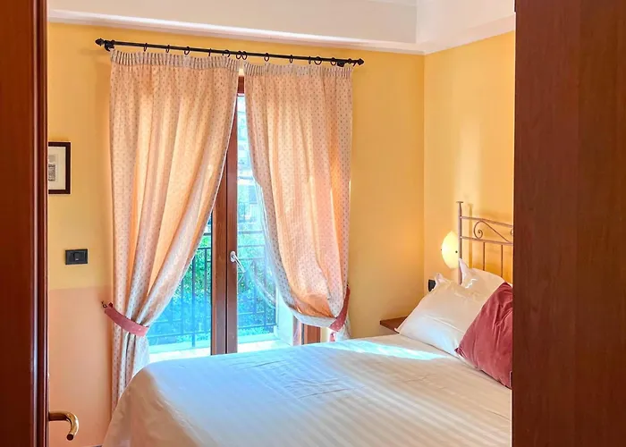 Base Near Marco Simone Tatil Evi